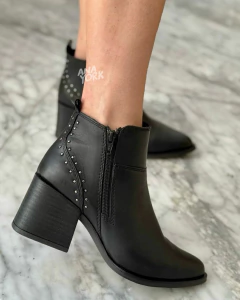 Botineta de cuero doble cierre y tachas - comprar online