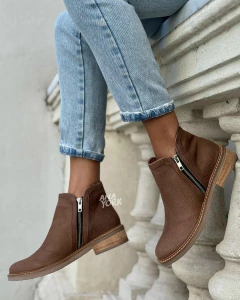 BOTA DE CUERO CON CIERRES en internet