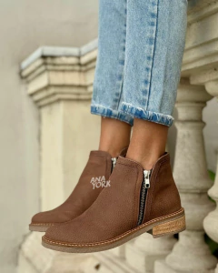 BOTA DE CUERO CON CIERRES - comprar online