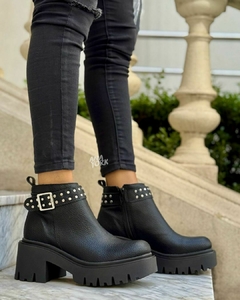 Bota taco separado detalle cinto tachas