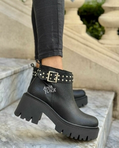 Bota taco separado detalle cinto tachas en internet