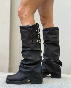 Bota caña alta volcada hebilla en internet