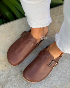 zueco de cuero hebilla - ANA YORK