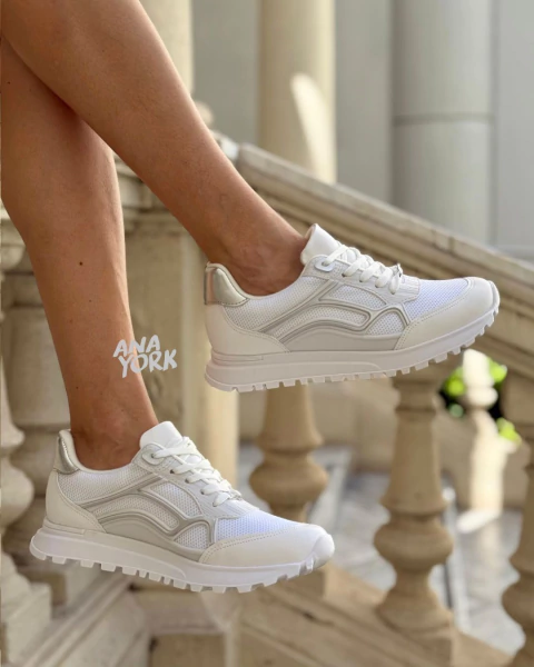 Zapatilla base deportiva detalle plateado