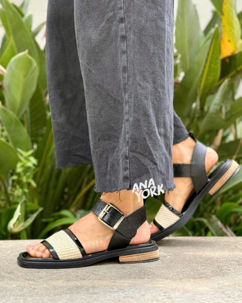 Sandalia de cuero baja rafia