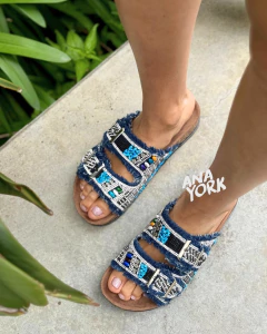 Zueco de cuero con hebillas y piedras - comprar online