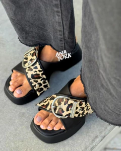 zueco de cuero tiras cruzadas combinadas - comprar online