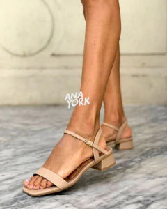 Sandalias con taco bajo y pulsera en internet