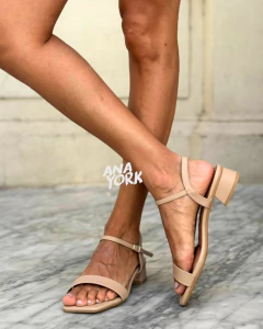 Sandalias con taco bajo y pulsera