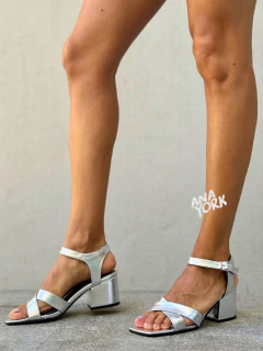 Sandalia de vestir baja tiras cruzadas en internet