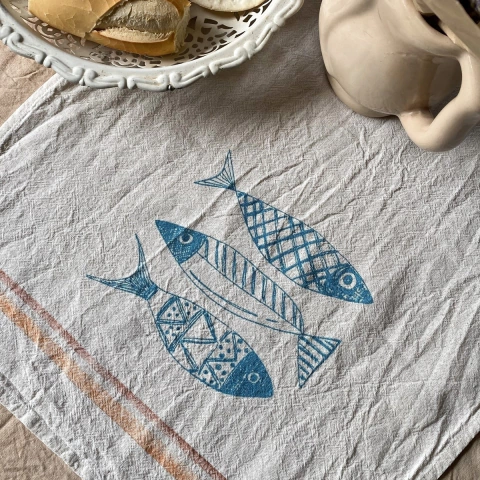 Camino de mesa natural con peces, flores y rayas