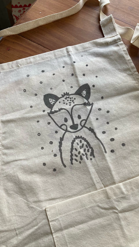 Imagen de Delantal infantil de lienzo natural con Animalitos Estampados