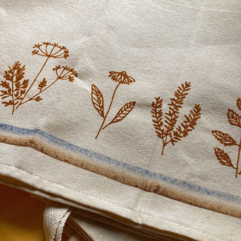 Repasador de lienzo natural liviano con flores y rayas - comprar online