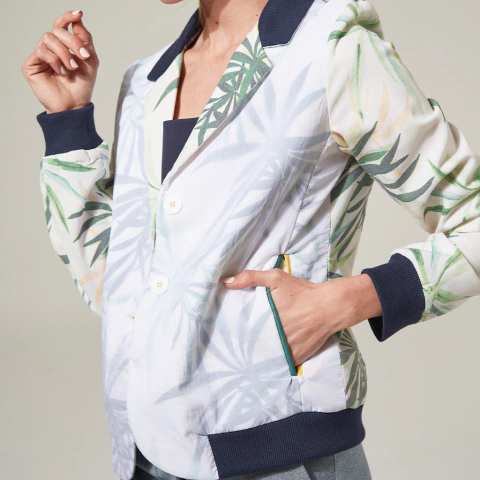 BLAZER CAMPERA CLEMENTINA LINO ESTAMPADO FLORES VERDE Y AMARILLO CON CAPA DE NYLON BLANCA
