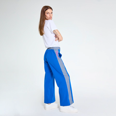 PANTALÓN FILIPPA EN PIQUE AZUL FRANCIA CON RECORTE JEAN DEL REVES