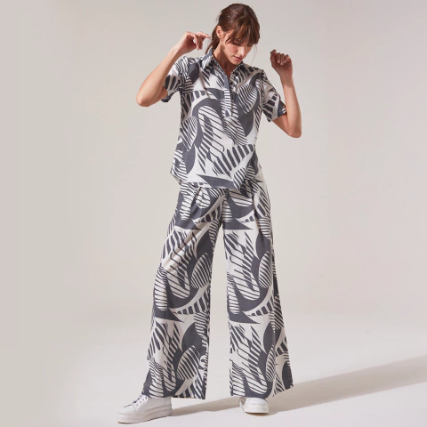 CHOMBA JAMAICA ESTAMPADA HOJAS NEGRAS