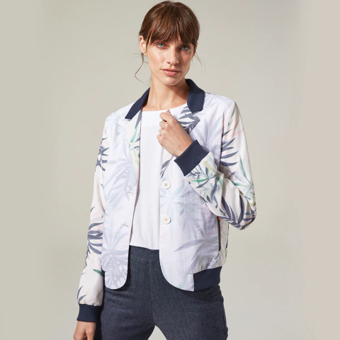 BLAZER CAMPERA CLEMENTINA LINO ESTAMPADO FLORES AZULES Y VIOLETAS CON CAPA DE NYLON BLANCA