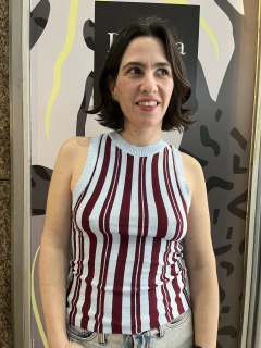 Musculosa camelia. Bordó y celeste