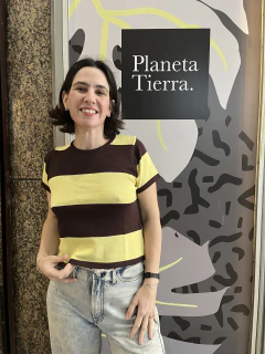 Remera flora. Celeste y choco - comprar online