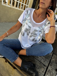 Remera Cata, escote corazon de tul. Diseño suelto 6, 7, 8.