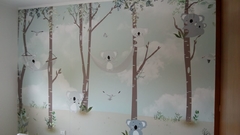 Mural infantil de vinilo, bosque con koalas y naturaleza, Modelo MUI43. en internet