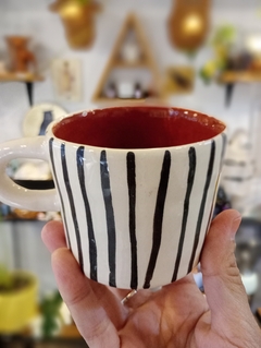 TAZA A RAYAS CON INTERIOR BORDÓ