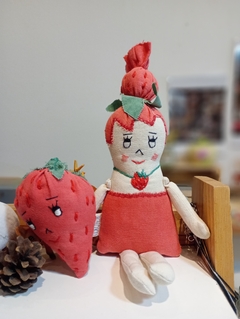 NIÑA FRUTILLA CON FRUTILLA