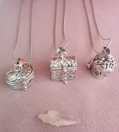 COLGANTE RELICARIO AMULETO - BOSQUE, ARTE Y BOTÁNICA 