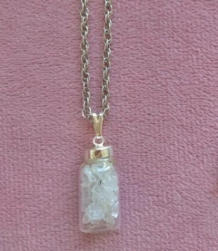 COLGANTE AMULETO CON PIEDRA CUARZO