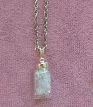 COLGANTE AMULETO CON PIEDRA CUARZO