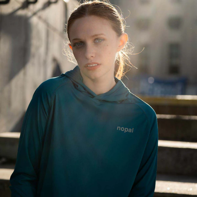 CAMISETA PROTECCIÓN SOLAR UV LARGA CON CAPUCHA AZUL PETROLEO — imagen 5