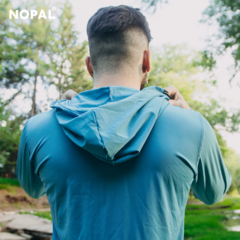 CAMISETA DE PROTECCIÓN SOLAR UV MANGA LARGA CON CAPUCHA UNISEX. MODELO CELESTE AERO. - nopal
