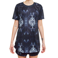 REMERA OVERSIZE DE POLIESTER RECICLADO UNISEX. MODELO LAVA - comprar online