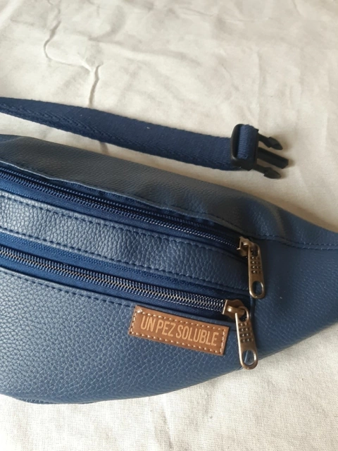 Riñonera azul cuerina