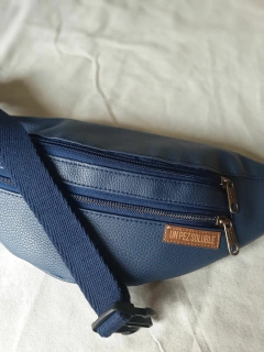 Riñonera azul cuerina en internet