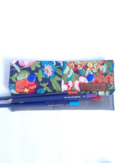 Cartuchera/Portanteojo Flores