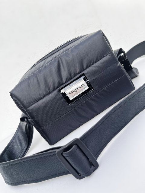 Bandolera puffer negra herrajes plasticos