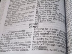 Bíblia letra jumbo com harpa - capa com ziper marrom e preta - Mundial Records Editora