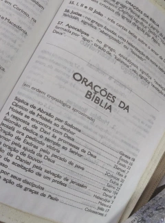 Bíblia sagrada letra gigante com harpa - capa com zíper floral branca - Mundial Records Editora