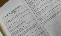 2 biblias com ajudas adicionais e harpa letra gigante - capa com ziper vinho + rosa lisa na internet
