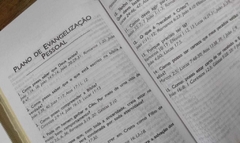 Bíblia sagrada com ajudas adicionais letra gigante capa com zíper vinho - Mundial Records Editora
