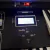 Detalhe do painel do Órgão Acordes Classic Infinity, mostrando a tela e botões de controle. Orgao Musical Barato