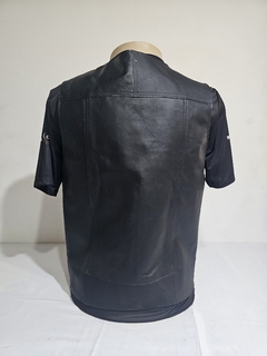 COLETE EM COURO LISO GOLA V (MASCULINO) - Rota 13 Custom