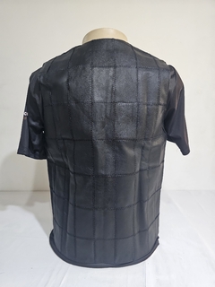 COLETE EM COURO RETALHO II GOLA V (MASCULINO) - Rota 13 Custom