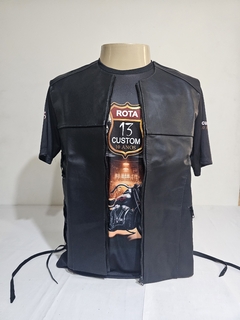 COLETE EM COURO LISO GOLA U TRANÇADO (MASCULINO)