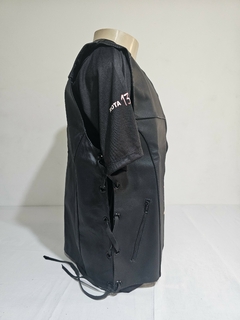 COLETE EM COURO LISO GOLA U TRANÇADO (MASCULINO) - comprar online