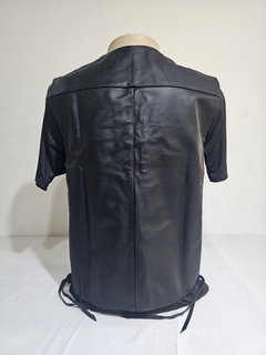 COLETE EM COURO LISO GOLA U TRANÇADO (MASCULINO) - Rota 13 Custom