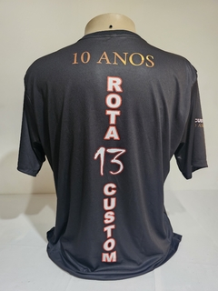 CAMISETA ROTA 13 CUSTOM ESPECIAL 10 ANOS SKULL na internet