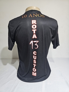 CAMISETA ROTA 13 CUSTOM ESPECIAL 10 ANOS SKULL II na internet