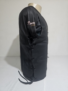 COLETE EM COURO LISO GOLA V TRANÇADO (MASCULINO) - comprar online